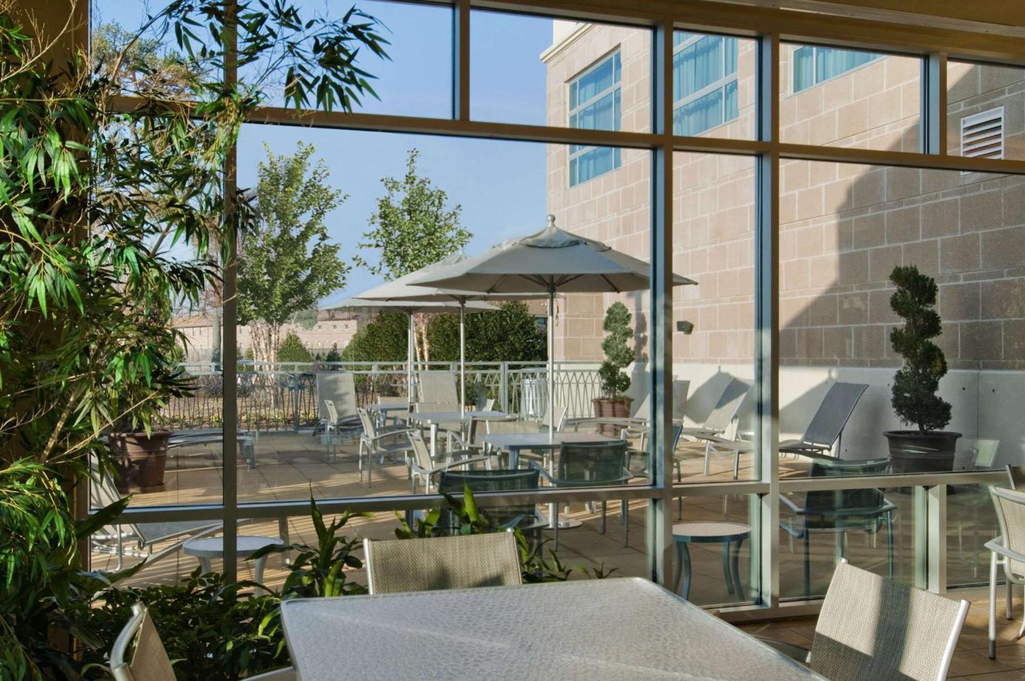 Embassy Suites By Hilton Hampton Convention Center Exterior foto